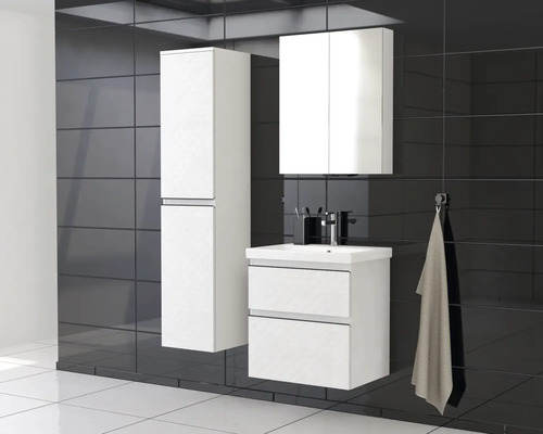 Badezimmer mit Waschbeckenunterschrank, Spiegelschrank und Hochschrank