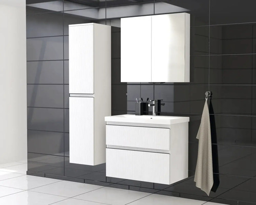 Salle de bains avec meuble-lavabo, armoire de toilette et armoire haute devant un miroir en carreaux foncés