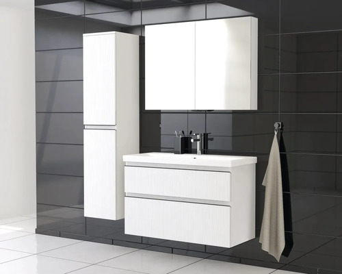 Salle de bains avec meuble-lavabo, armoire de toilette et armoire haute au design clair devant un miroir en carreaux noirs