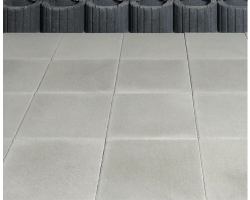 Pavés gris et bordures de gazon grises