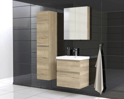 Badezimmer mit Waschtisch, Spiegelschrank und Hochschrank