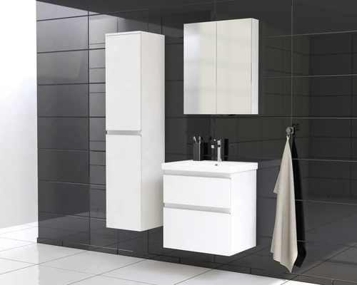 Ensemble de salle de bains moderne avec meuble sous-lavabo, armoire suspendue et armoire de toilette devant un fond de carrelage foncé