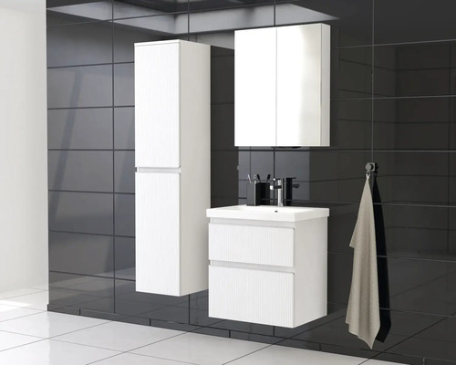 Salle de bains avec meuble sous-vasque, armoire de toilette et armoire haute pour les accessoires de salle de bains