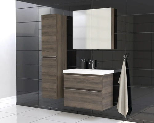 Salle de bains avec meuble-lavabo, armoire de toilette et armoire haute