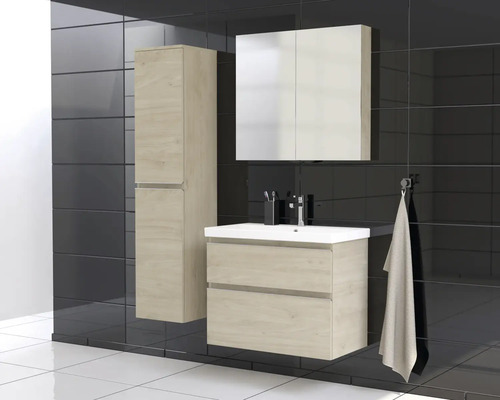 Badezimmer mit Waschtisch, Spiegelschrank und Hochschrank