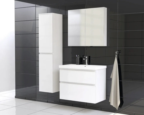 Salle de bains avec meuble sous-lavabo, armoire de toilette et armoire haute sur fond de carrelage noir