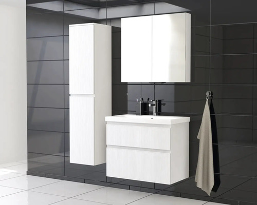 Badezimmeransicht mit Waschbeckenunterschrank, Spiegelschrank und Hochschrank vor dunklem Fliesenhintergrund.