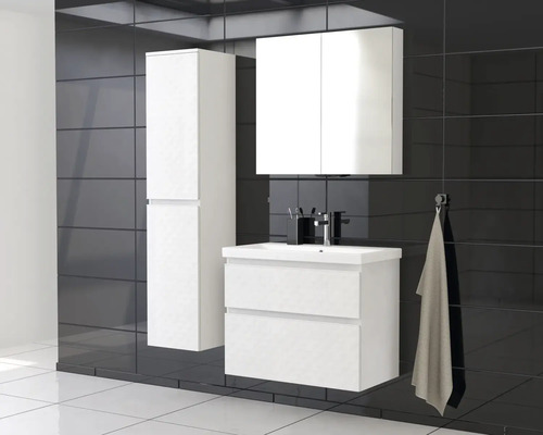 Salle de bain avec meuble sous-lavabo, armoire de toilette et armoire haute