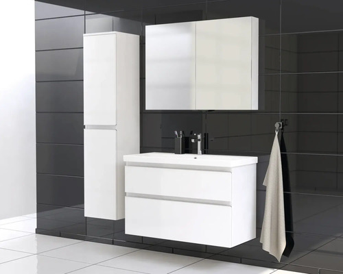 Salle de bains avec meuble sous-vasque, armoire de toilette et armoire haute