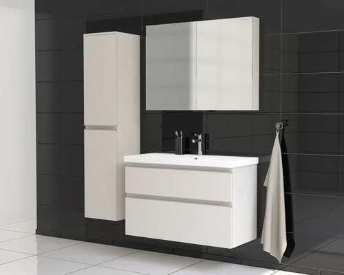 Badezimmer mit Waschtischunterschrank, Spiegelschrank und Hochschrank