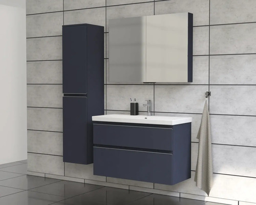 Salle de bains avec meuble sous-lavabo, armoire de toilette et armoire haute