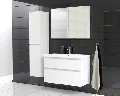 Modernes Badezimmer mit Waschbeckenunterschrank, Spiegelschrank und Hochschrank vor dunklem Fliesenhintergrund