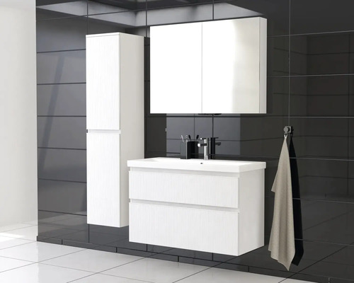 Badezimmer mit Waschbeckenunterschrank, Spiegelschrank und Hochschrank