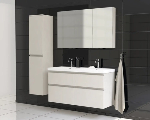 Badezimmer mit Waschtisch, Spiegelschrank und Hochschrank