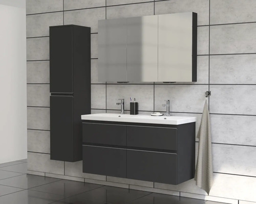 Modernes Badezimmer mit Waschtisch, Spiegelschrank und Hochschrank vor Fliesenwand