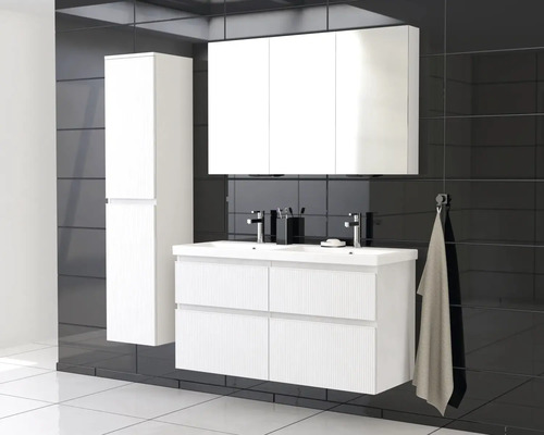 Salle de bains avec meuble sous-vasque, armoire de toilette et armoire haute