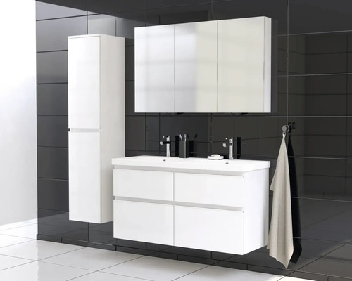 Salle de bains avec meuble sous-lavabo, armoire de toilette et armoire haute blancs devant des carreaux noirs