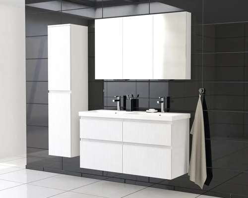 Salle de bain avec meuble-lavabo, armoire de toilette et armoire haute