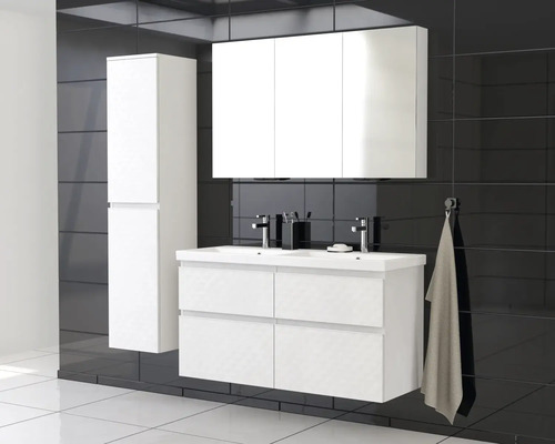 Badezimmer mit weissem Waschtischunterschrank, Spiegelschrank und Hochschrank vor schwarzer Wand