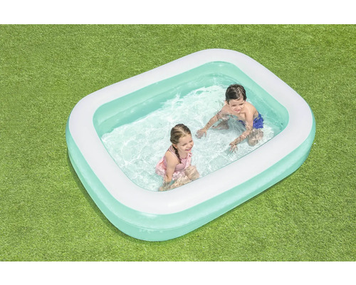 Piscine gonflable avec enfants jouant dans le jardin.