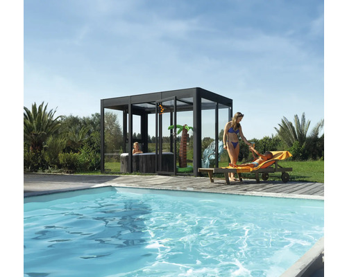 Gewächshaus SunGarden Infinity 3.2 Kunststoff 6 mm 338 x 233 cm anthrazit Schwimmbad mit Überdachung, Whirlpool, Liegestuhl und spielenden Kindern