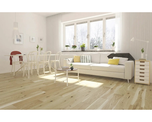 Espace de vie lumineux avec table à manger, canapé et parquet