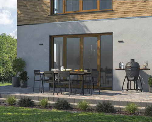 Terrasse mit Gartentisch, Stühlen und Keramikgrill am Wohnhaus