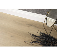 Heller Holzfussboden mit Spiegel und Lavendelstrauss