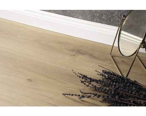 Heller Holzfussboden mit Spiegel und Lavendelstrauss