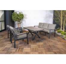 Ensemble de meubles de jardin avec table, banc et chaises sur des dalles en bois