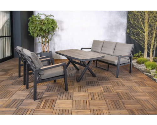 Ensemble de meubles de jardin avec table, banc et chaises sur des dalles en bois