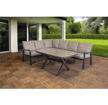 Gartensitzgruppe mit Ecksofa und Tisch auf Holzterrasse