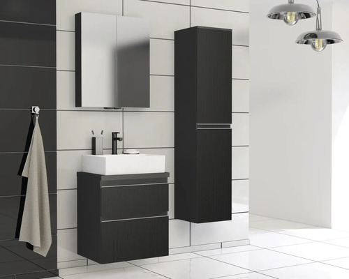 Salle de bains avec meuble sous-vasque, armoire de toilette et armoire haute