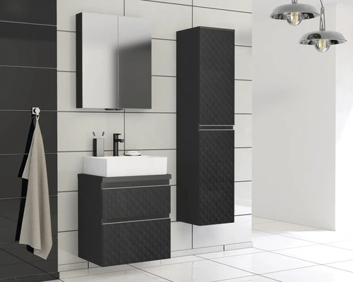 Salle de bain avec meuble sous-vasque, armoire de toilette et armoire haute