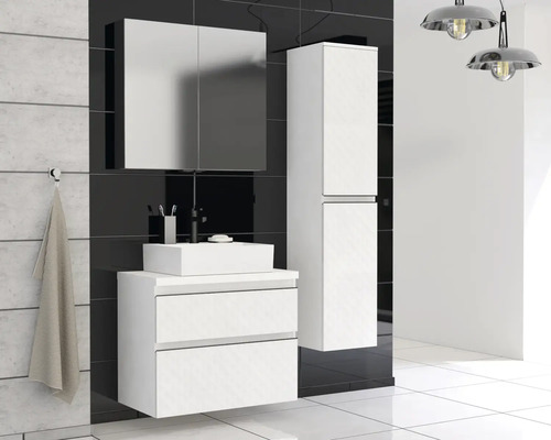 Scène de salle de bains avec meuble sous-lavabo, armoire de toilette et armoire haute dans un espace au design moderne.