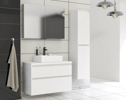 Salle de bains avec meuble sous-lavabo, armoire de toilette et armoire haute