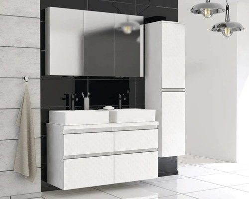 Salle de bains moderne avec meuble-lavabo, armoire de toilette et armoire haute en blanc