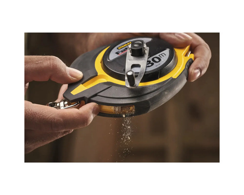 Une personne tient un cordeau traceur de 30 mètres de Stanley.