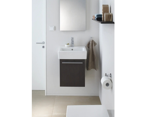 Modernes Badezimmer mit Waschbecken, Unterschrank, Spiegel und Ablagefläche