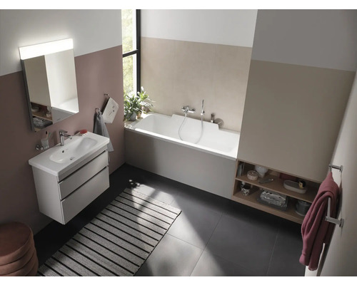 Salle de bain avec baignoire, meuble-lavabo et miroir