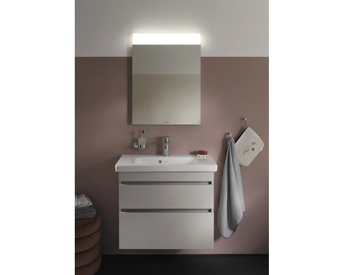 Salle de bain moderne avec lavabo, meuble sous-vasque, miroir et éclairage