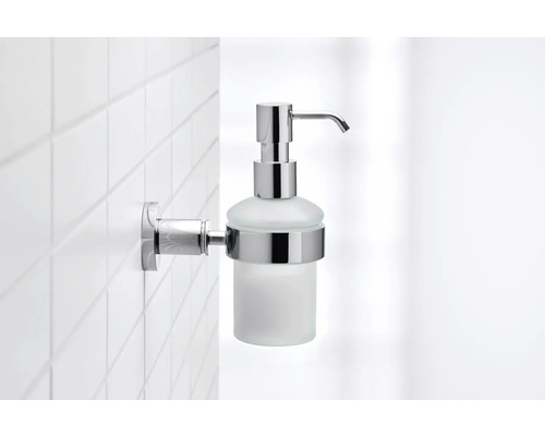 Seifenspender zur Wandmontage im Badezimmer.