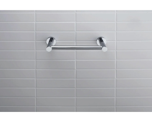 Porte-serviettes en métal sur un mur carrelé