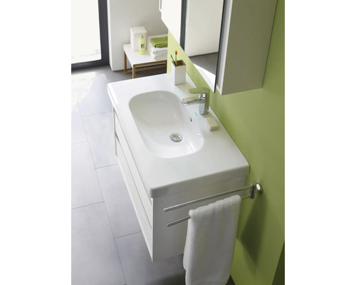 Salle de bains moderne avec meuble sous-lavabo, robinetterie et porte-serviettes.