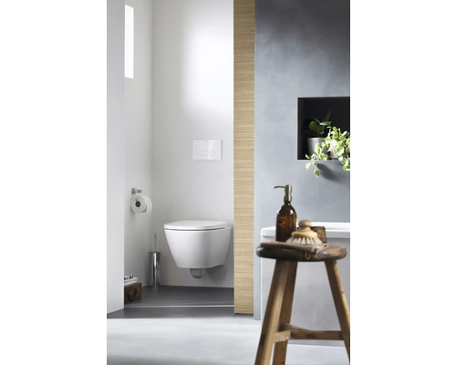 Salle de bains avec WC suspendu, toilettes, réservoir de chasse et tabouret en bois