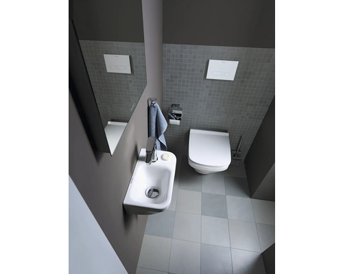 Salle de bain moderne avec toilettes, lavabo et miroir