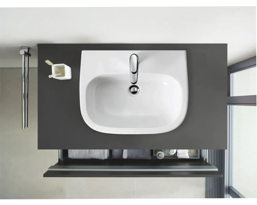 Vue de dessus d''un lavabo avec meuble bas, porte-serviettes, gobelet à brosses à dents et produits de soins