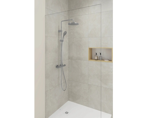 Salle de bain moderne avec robinetterie de douche et étagère de rangement