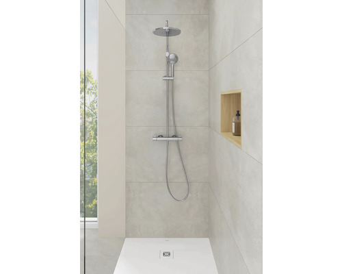 Douche à l''italienne avec pommeau de douche et mitigeur thermostatique dans une salle de bains lumineuse