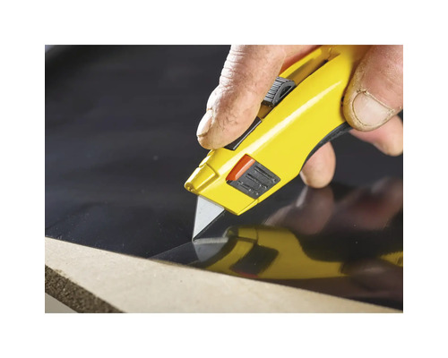 Gelbes Teppichmesser schneidet Folie